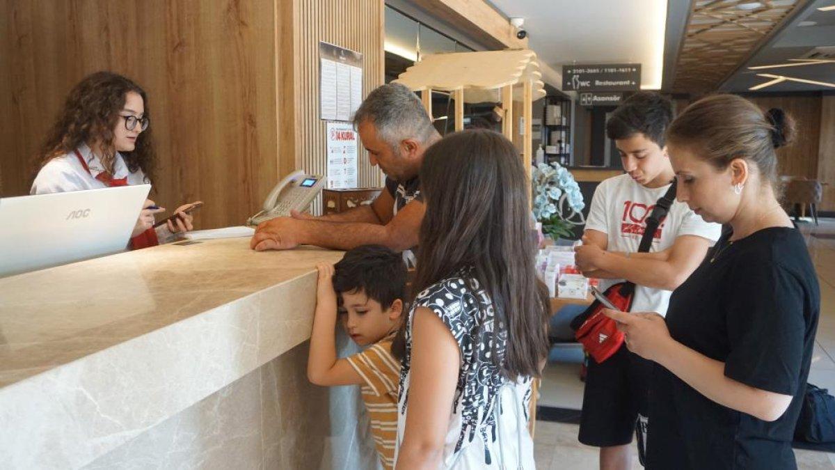 Sınır kapısındaki uzun kuyruklardan oteller de nasibini alıyor