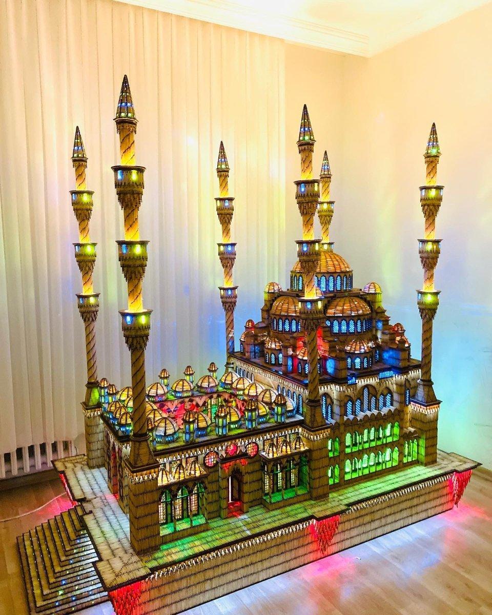 İzmir'de 190 bin 900 adet kibrit çöpüyle dev cami maketi yaptı