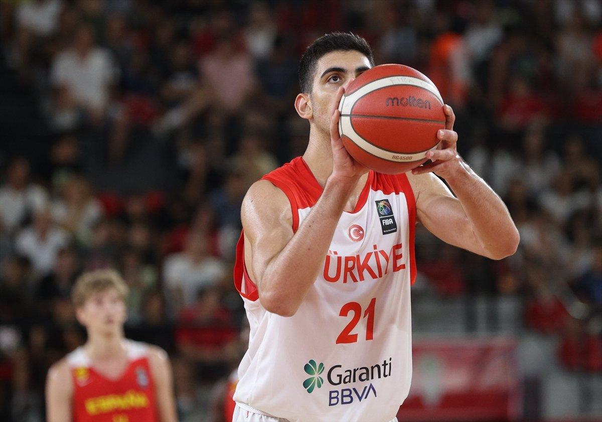 18 yaş altı basketbolcular Avrupa'da ilk yenilgiyi İspanya'ya karşı aldı