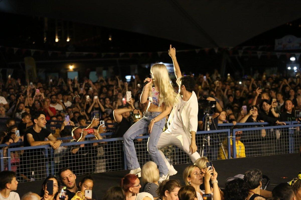 Artvin’deki Aleyna Tilki konserinde direğe tırmananlar oldu