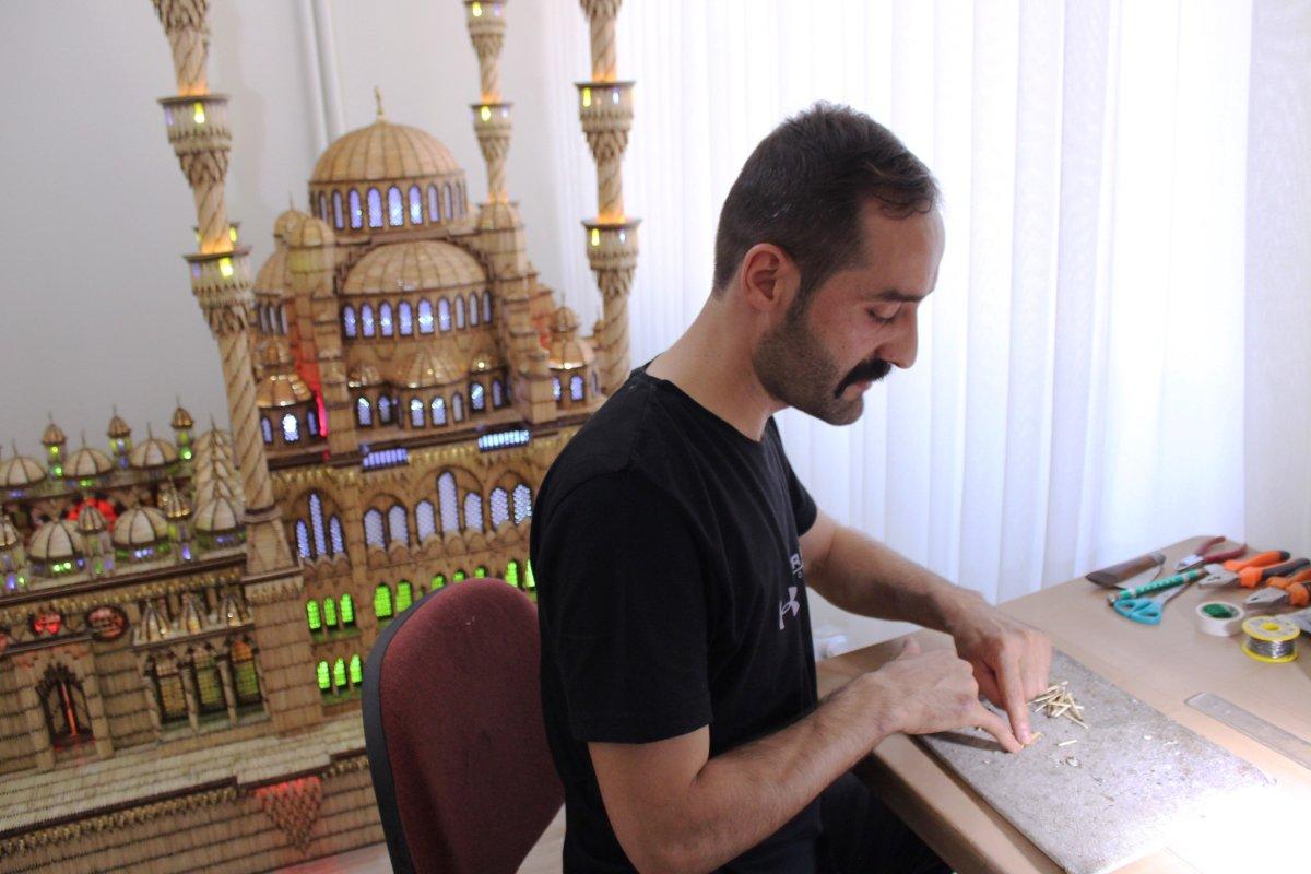 İzmir'de 190 bin 900 adet kibrit çöpüyle dev cami maketi yaptı