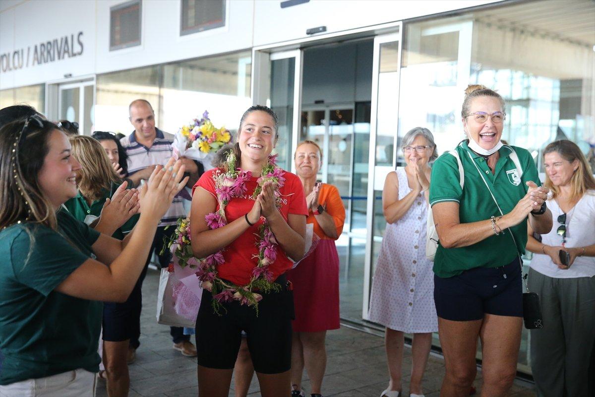 Genç yüzücü Aysu Türkoğlu, Bodrum'da coşkuyla karşılandı