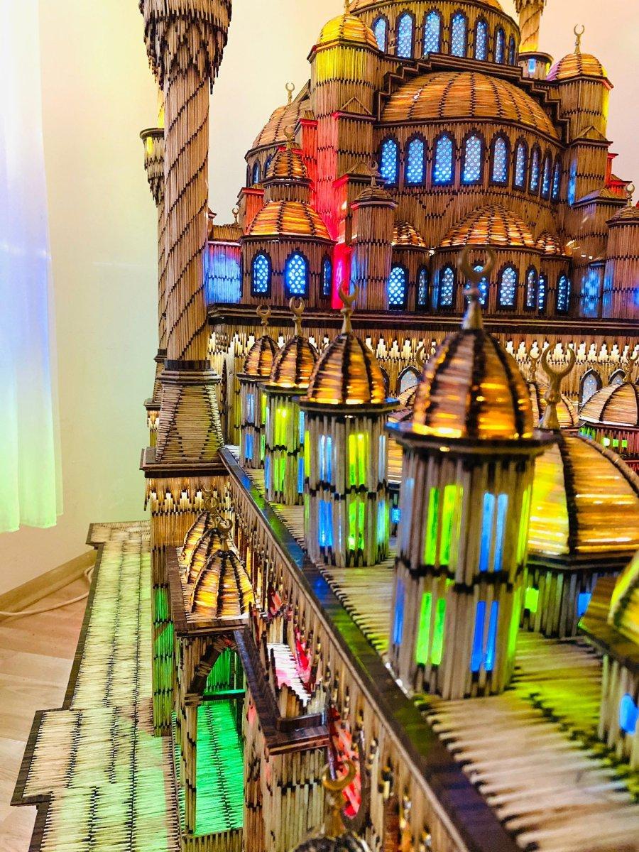 İzmir'de 190 bin 900 adet kibrit çöpüyle dev cami maketi yaptı