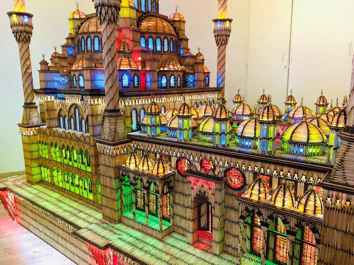 İzmir'de 190 bin 900 adet kibrit çöpüyle dev cami maketi yaptı