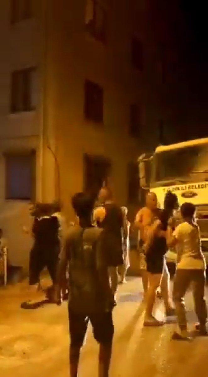 İzmir'de su sorunu yaşanan bölgede tankerin önünde birbirlerine girdiler