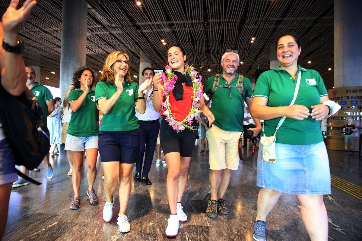 Genç yüzücü Aysu Türkoğlu, Bodrum'da coşkuyla karşılandı