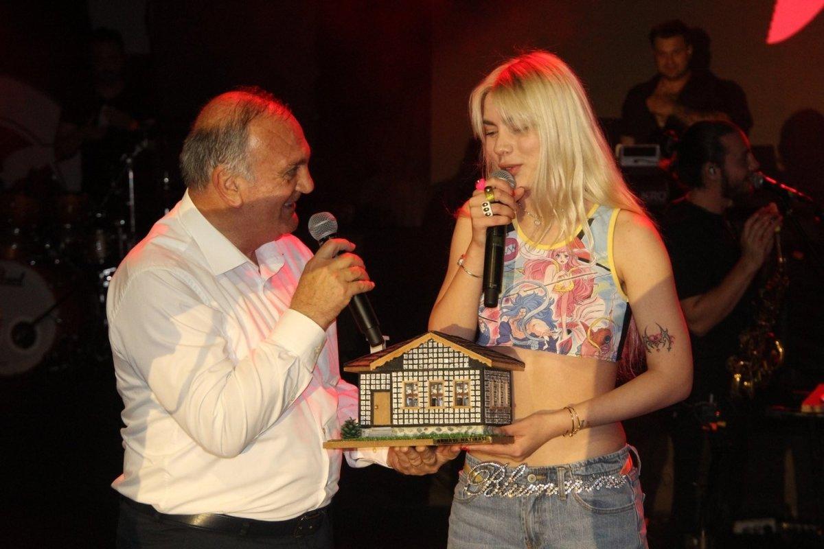 Artvin’deki Aleyna Tilki konserinde direğe tırmananlar oldu