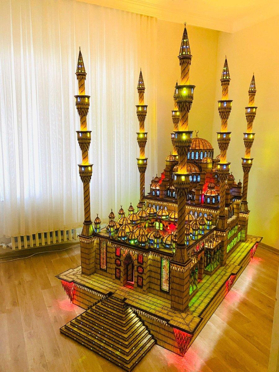 İzmir'de 190 bin 900 adet kibrit çöpüyle dev cami maketi yaptı