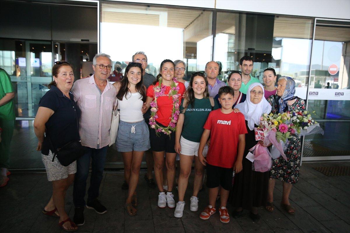 Genç yüzücü Aysu Türkoğlu, Bodrum'da coşkuyla karşılandı