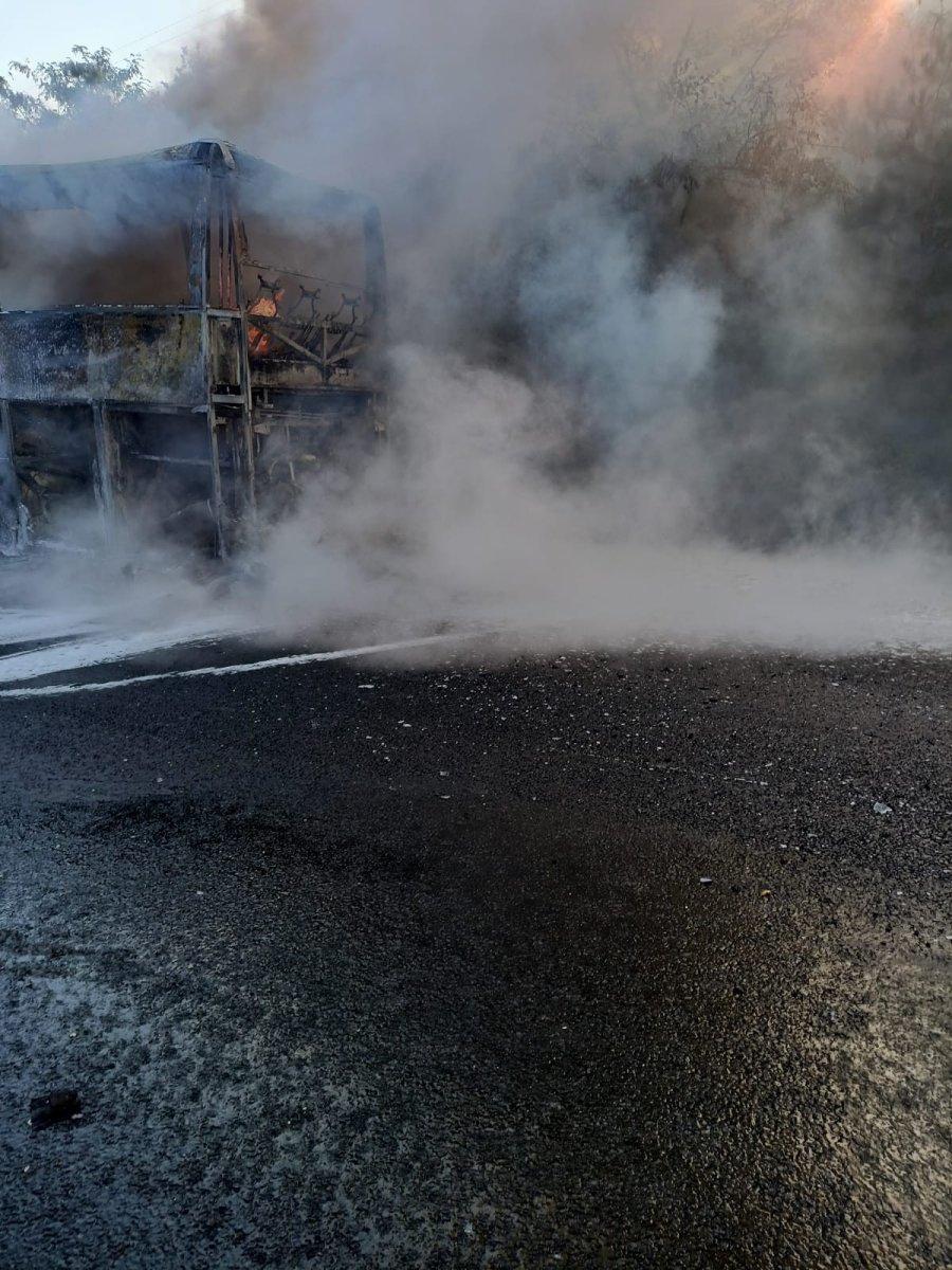 Bursa’da yolcu otobüsü alev alev yandı