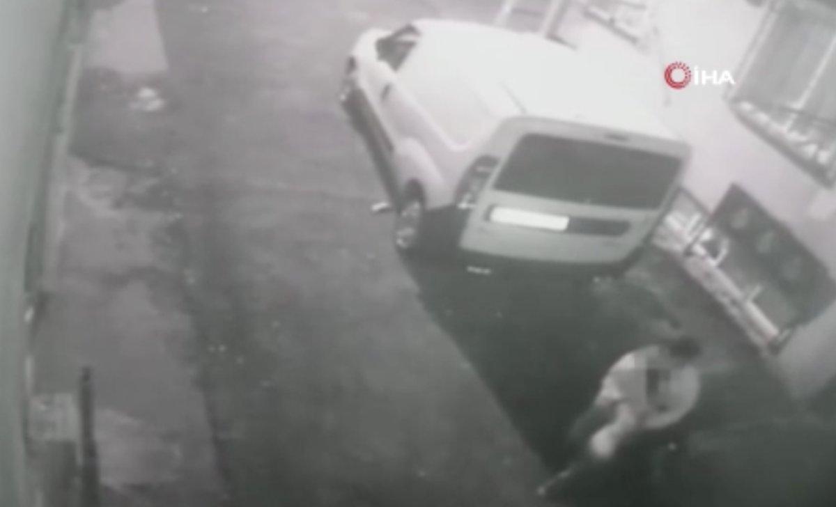 Şişli'de pencereden sarkıp hırsızlık yapan çocuk kamerada