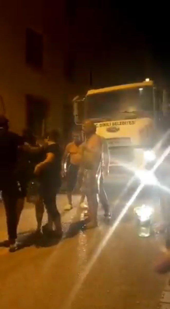 İzmir'de su sorunu yaşanan bölgede tankerin önünde birbirlerine girdiler