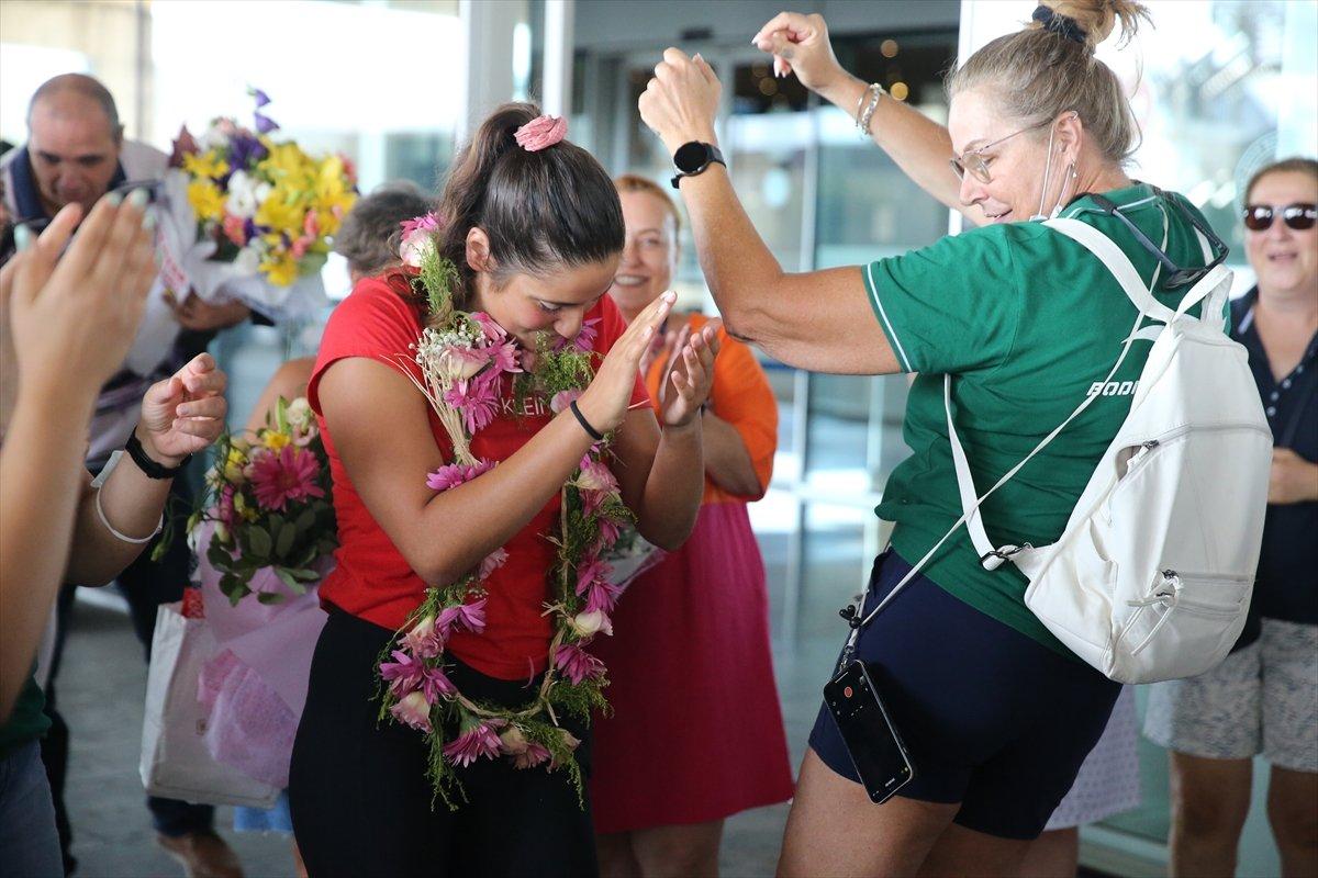 Genç yüzücü Aysu Türkoğlu, Bodrum'da coşkuyla karşılandı