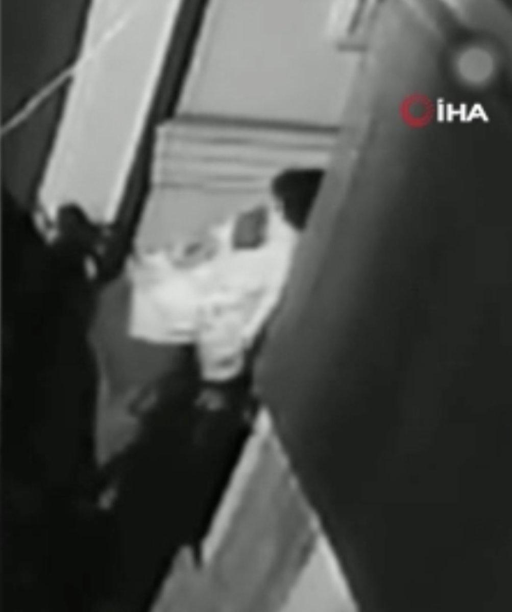 Şişli'de pencereden sarkıp hırsızlık yapan çocuk kamerada