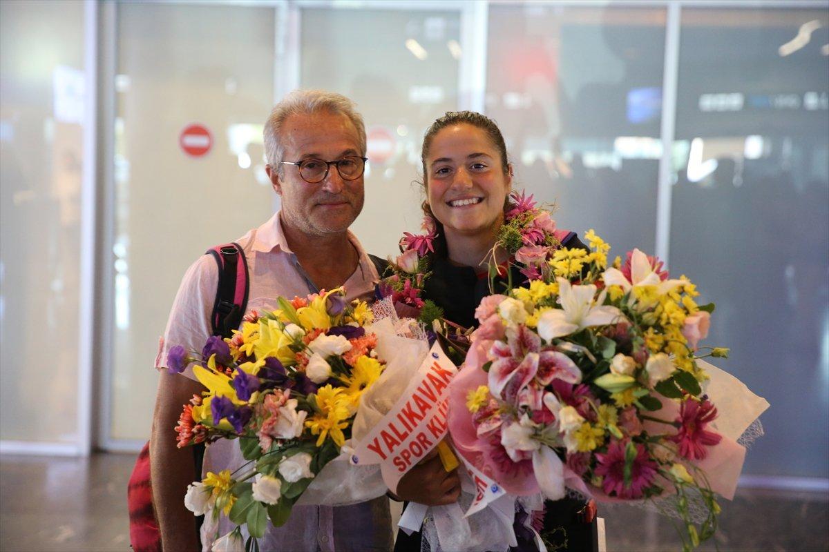 Genç yüzücü Aysu Türkoğlu, Bodrum'da coşkuyla karşılandı