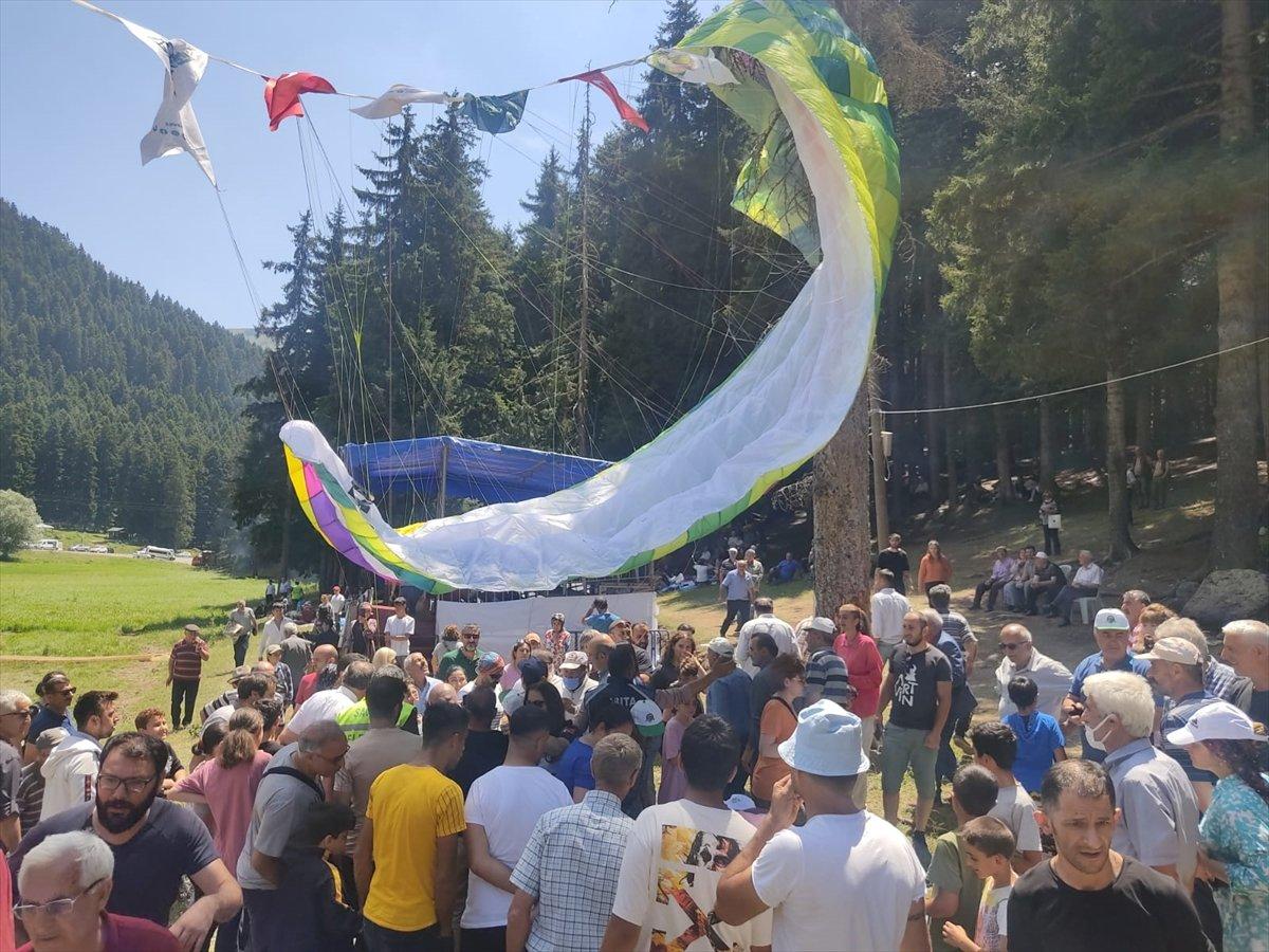 Artvin'de yamaç paraşütü pilotu piknik alanına iniş yaptı