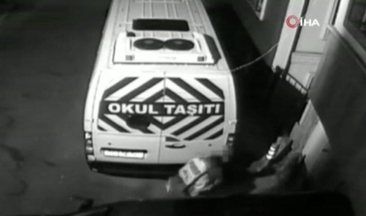 Şişli'de pencereden sarkıp hırsızlık yapan çocuk kamerada