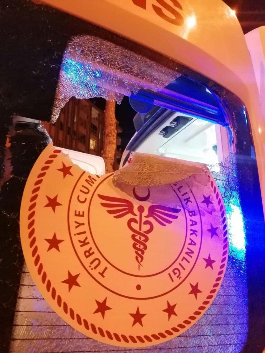 Diyarbakır’da zihinsel engelli genç ambulansa taşla saldırdı