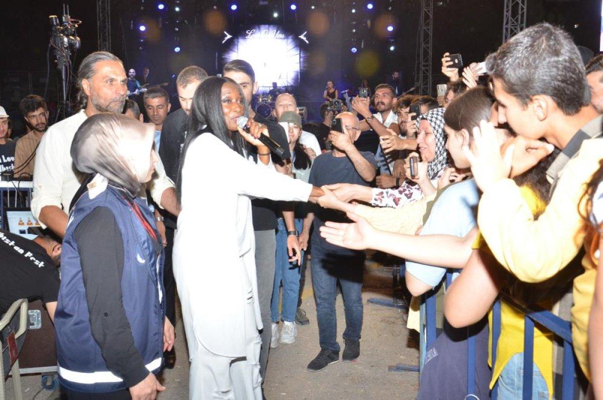 Della Miles 'Domdom Kurşunu' şarkısını söyledi