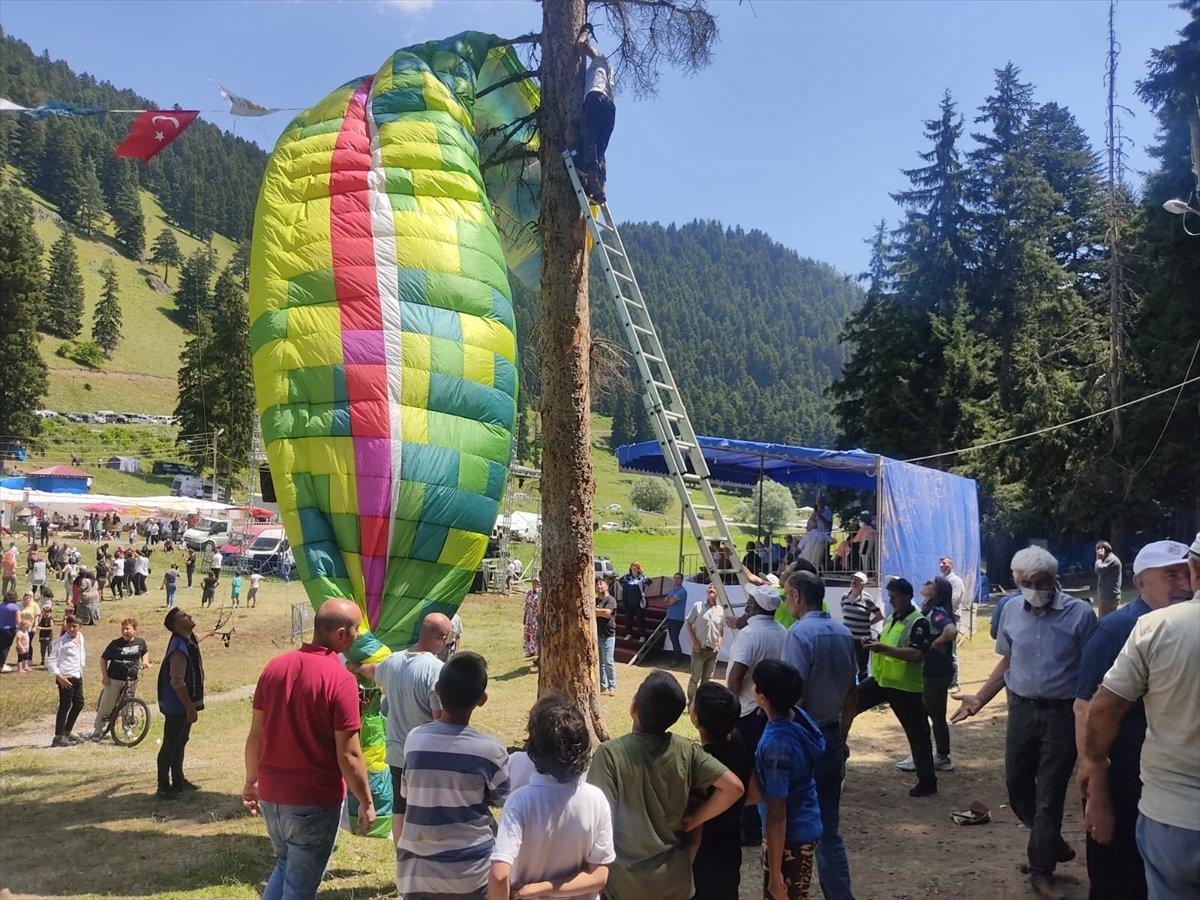 Artvin'de yamaç paraşütü pilotu piknik alanına iniş yaptı