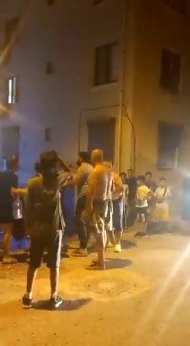 İzmir'de su sorunu yaşanan bölgede tankerin önünde birbirlerine girdiler