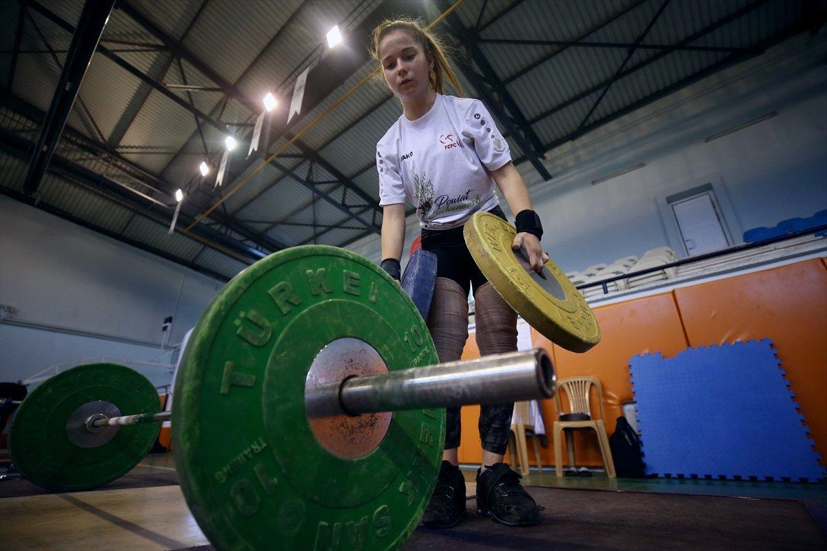 Lösemiyi yenen Ceren, halterde Avrupa Şampiyonu oldu