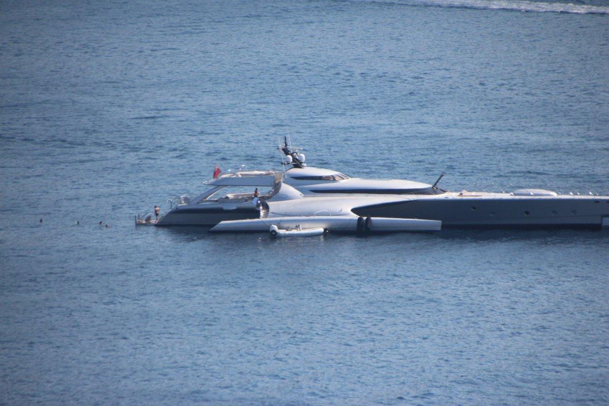 Bodrum’da uzay mekiği görünümlü yat