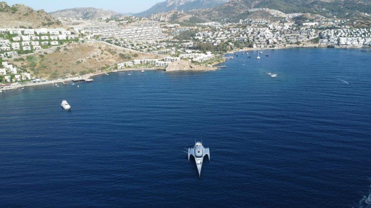 Bodrum’da uzay mekiği görünümlü yat