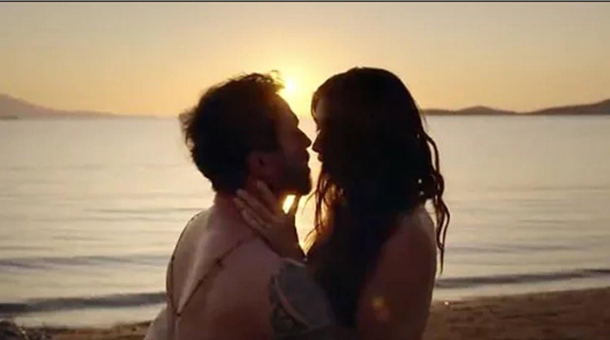 Filiz Akın, Tuba Büyüküstün'ü tebrik etti