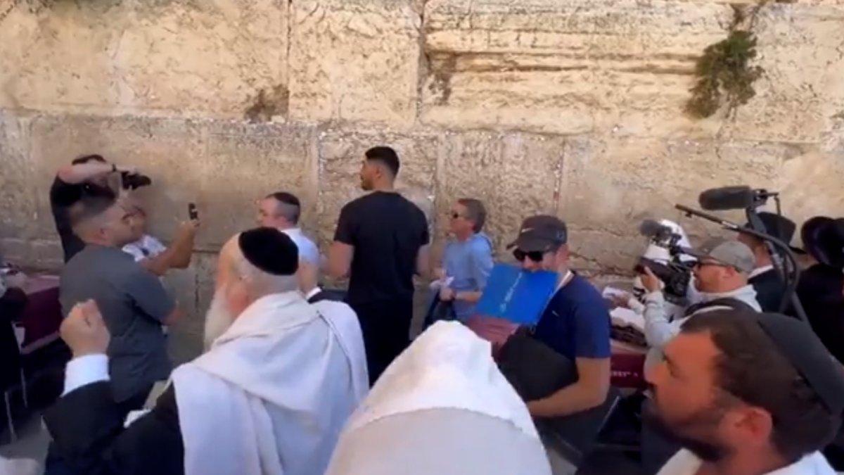 Enes Kanter, Ağlama Duvarı'nda dua ederek poz verdi