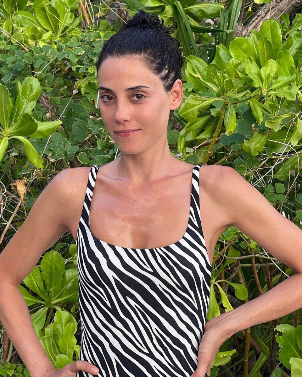 Cansu Dere, bikinisiyle poz verdi