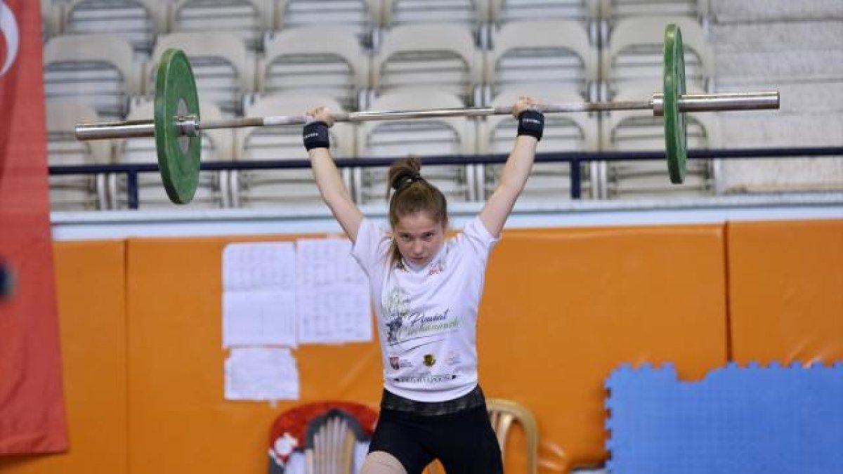 Lösemiyi yenen Ceren, halterde Avrupa Şampiyonu oldu