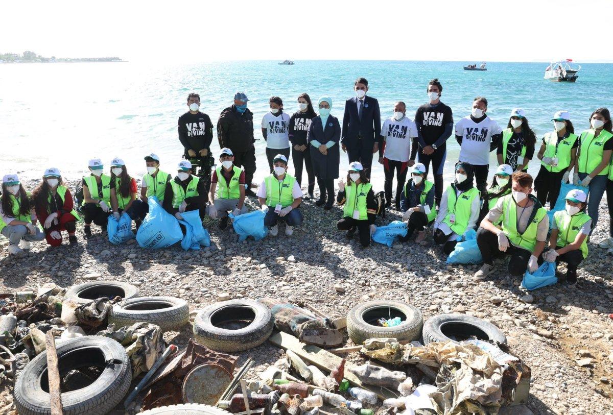 Emine Erdoğan'dan Van Gölü paylaşımı