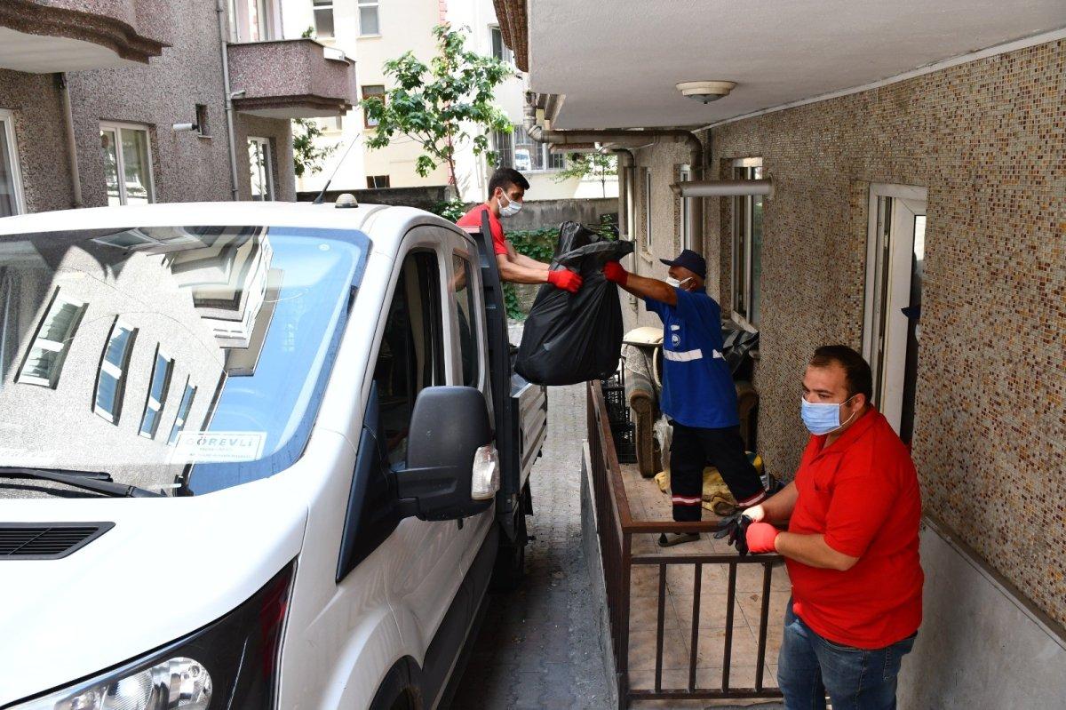 Karabük’te evden 2 kamyonet çöp çıkarıldı
