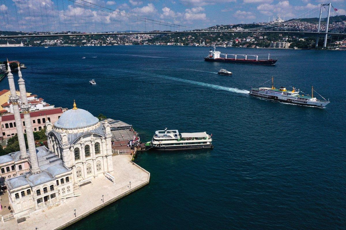 Ukrayna'dan çıkan ilk tahıl gemisi İstanbul Boğazı'nı geçti