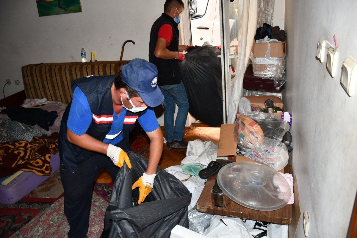 Karabük’te evden 2 kamyonet çöp çıkarıldı