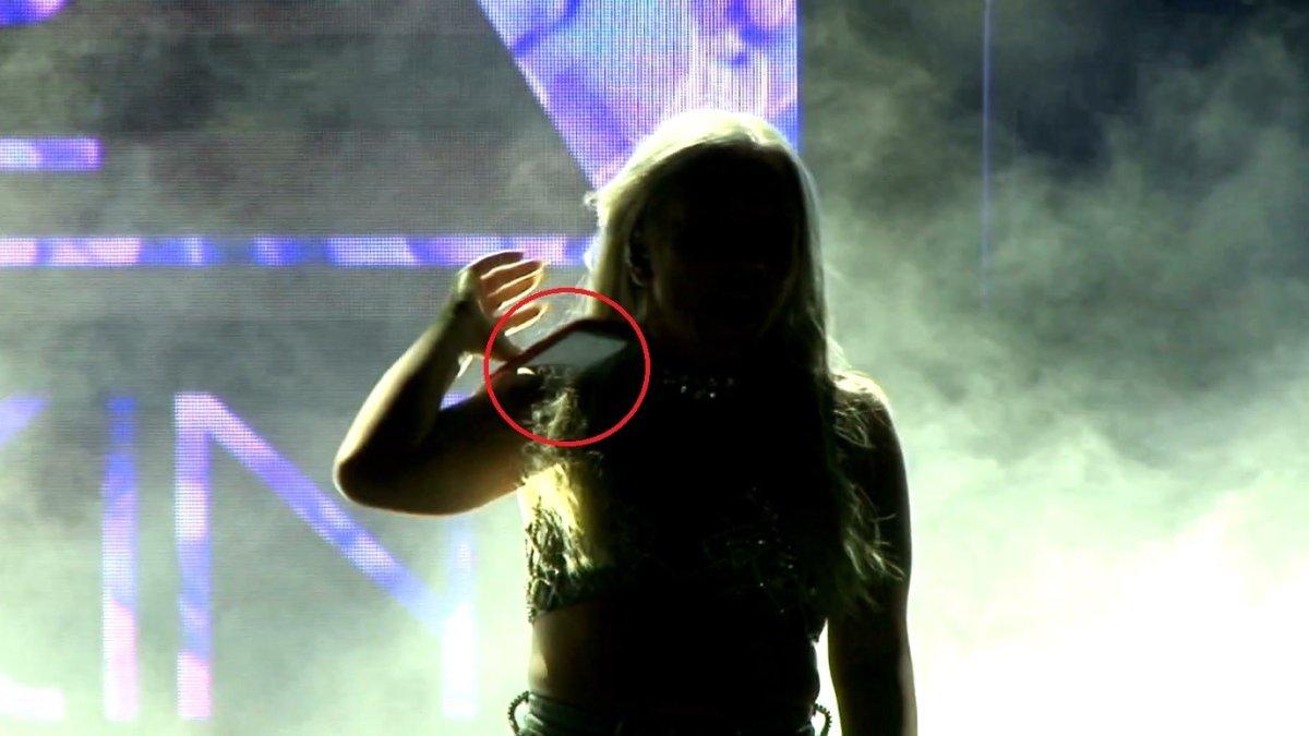 Bursa'da sahne alan Ece Seçkin’in yaralandığı an