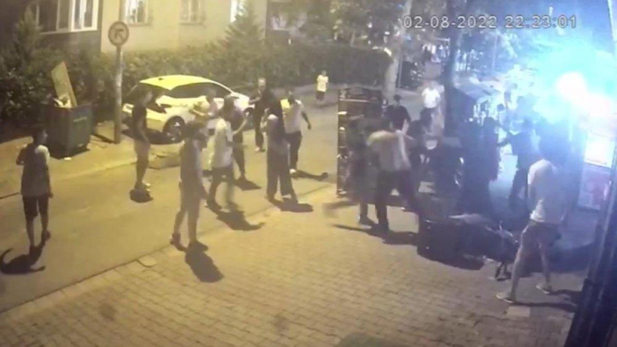 Ümraniye’de 50 kişilik grup satır ve sopalarla markete saldırdı