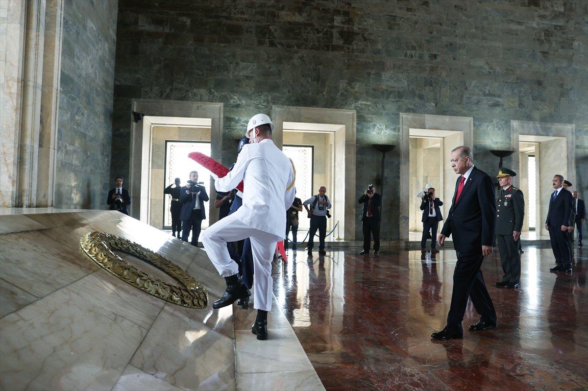 Cumhurbaşkanı Erdoğan, YAŞ öncesi Anıtkabir'e gitti