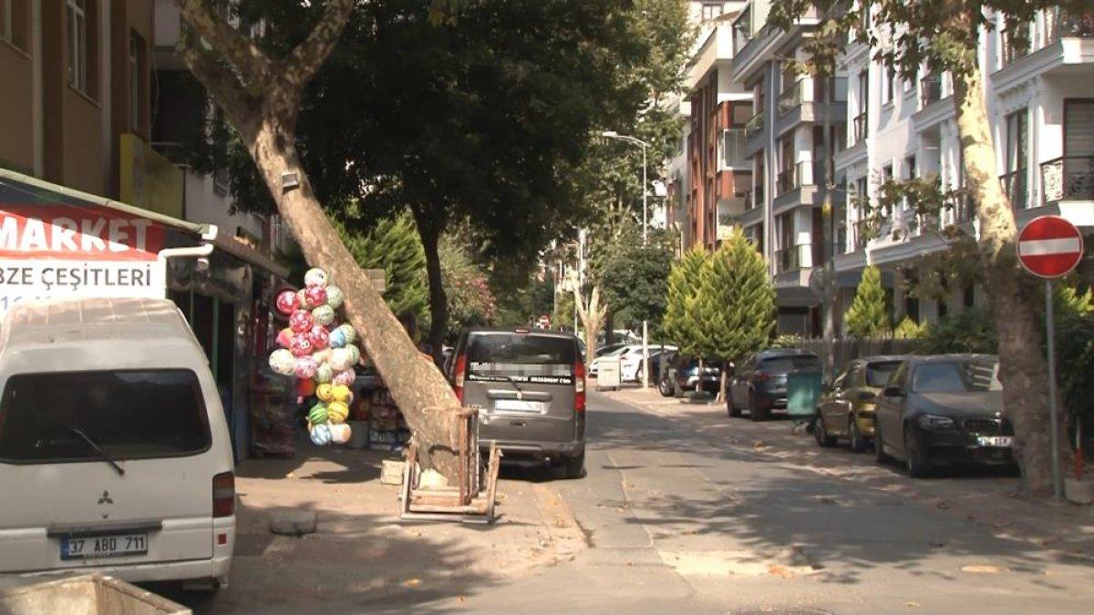 Ümraniye’de 50 kişilik grup satır ve sopalarla markete saldırdı