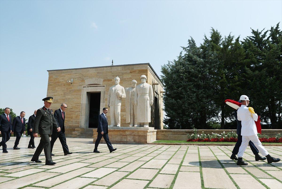 Cumhurbaşkanı Erdoğan, YAŞ öncesi Anıtkabir'e gitti