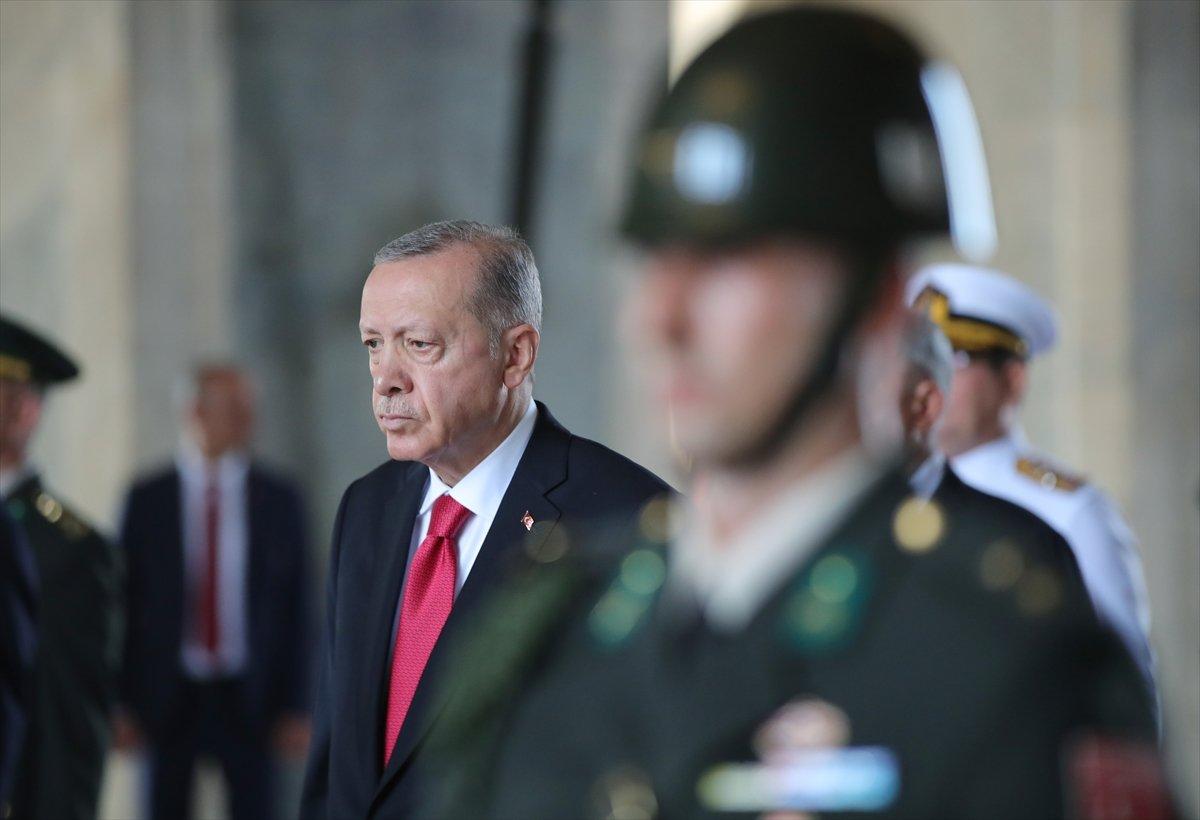 Cumhurbaşkanı Erdoğan, YAŞ öncesi Anıtkabir'e gitti