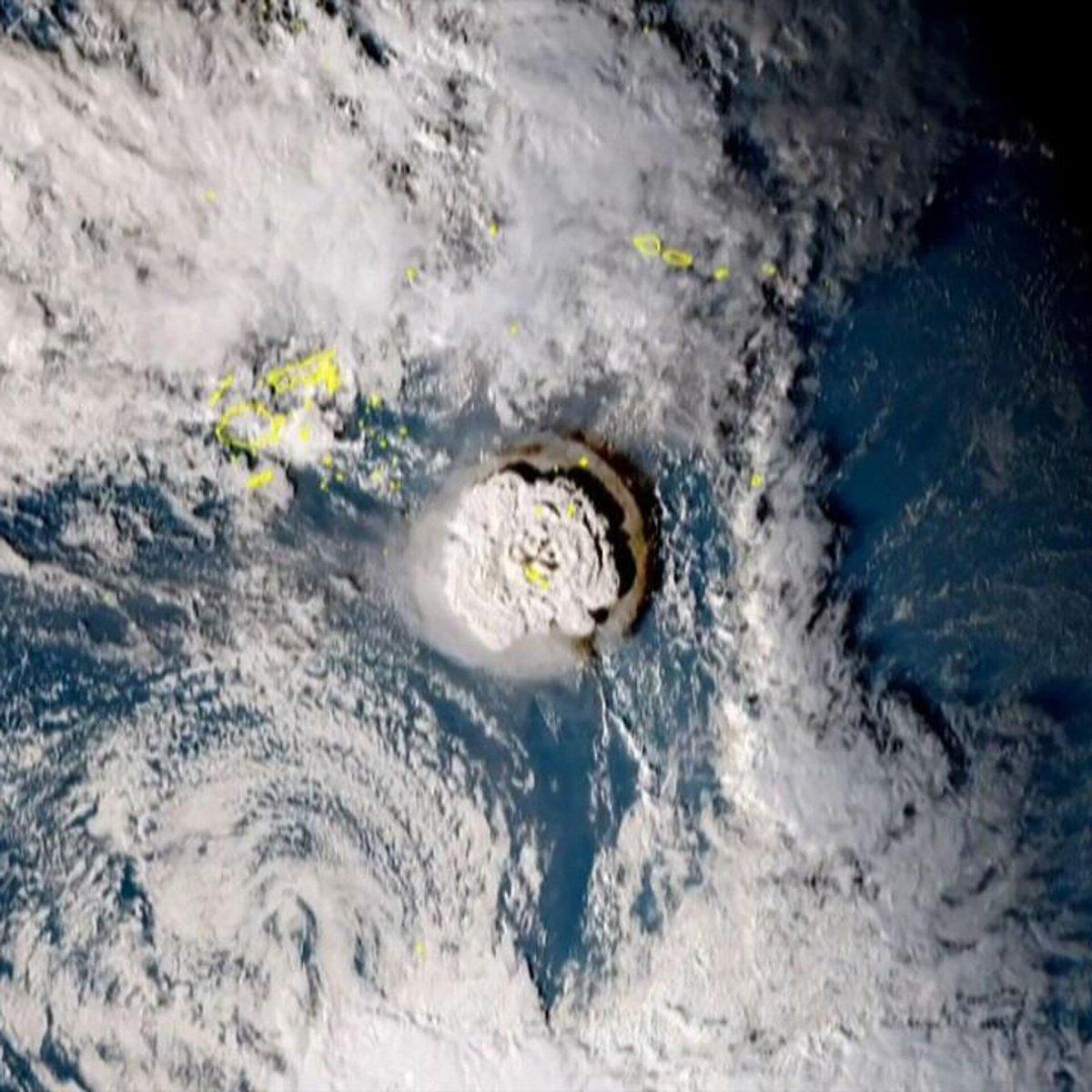 Tonga'daki yanardağ patlaması atmosfere yüksek miktarda su buharı püskürttü