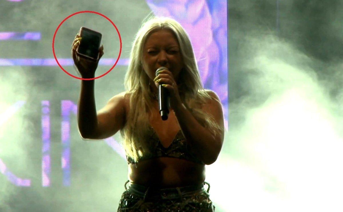 Bursa'da sahne alan Ece Seçkin’in yaralandığı an