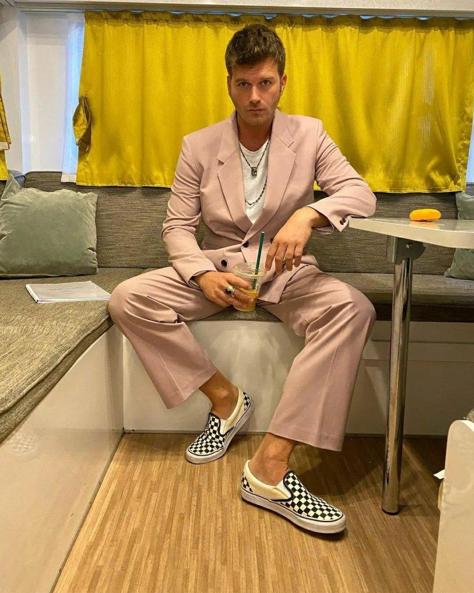 Kıvanç Tatlıtuğ pembe takım elbise giydi