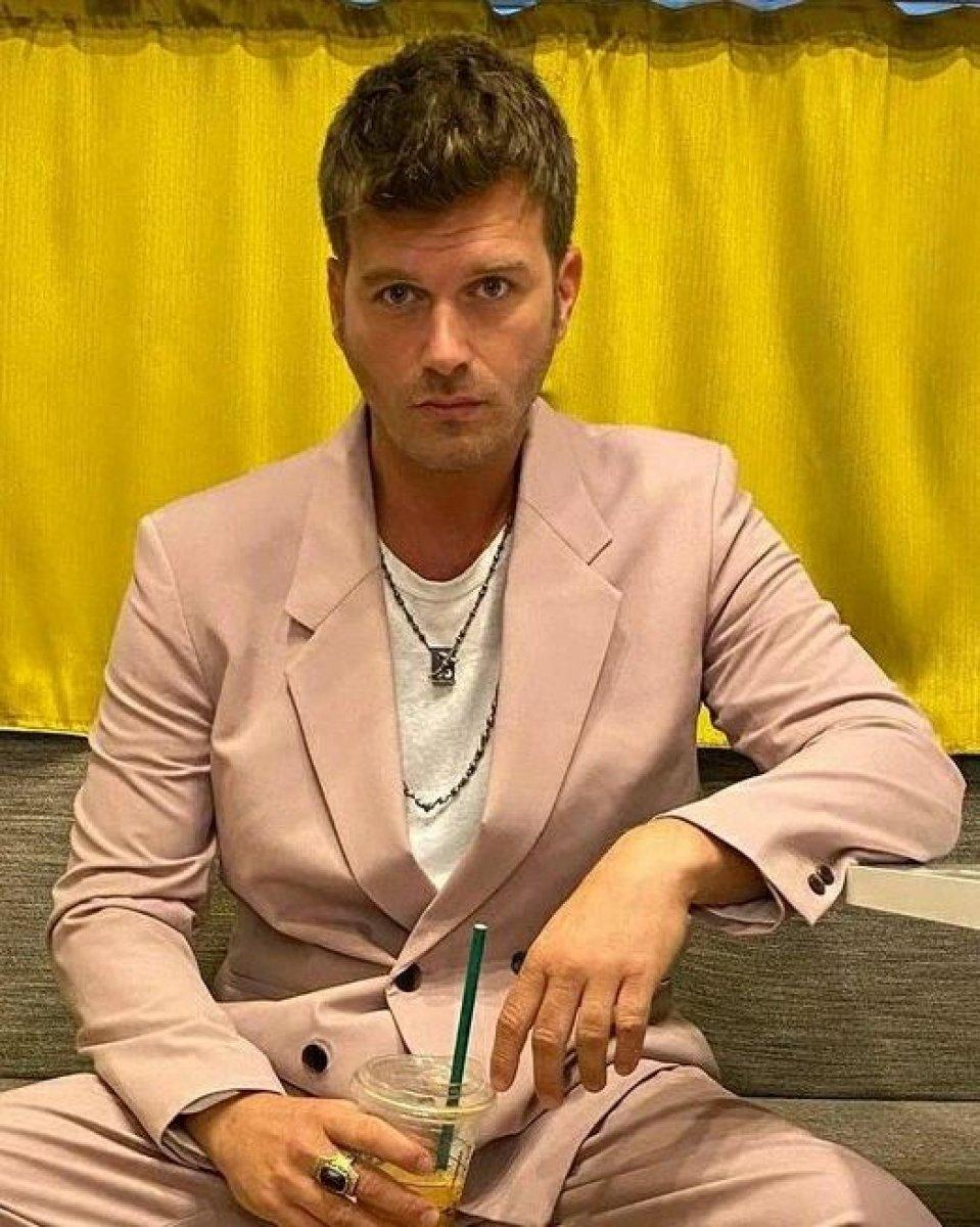 Kıvanç Tatlıtuğ pembe takım elbise giydi