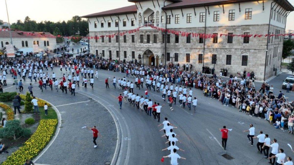 Sivas'ta 1058 kişi aynı anda halay çekti