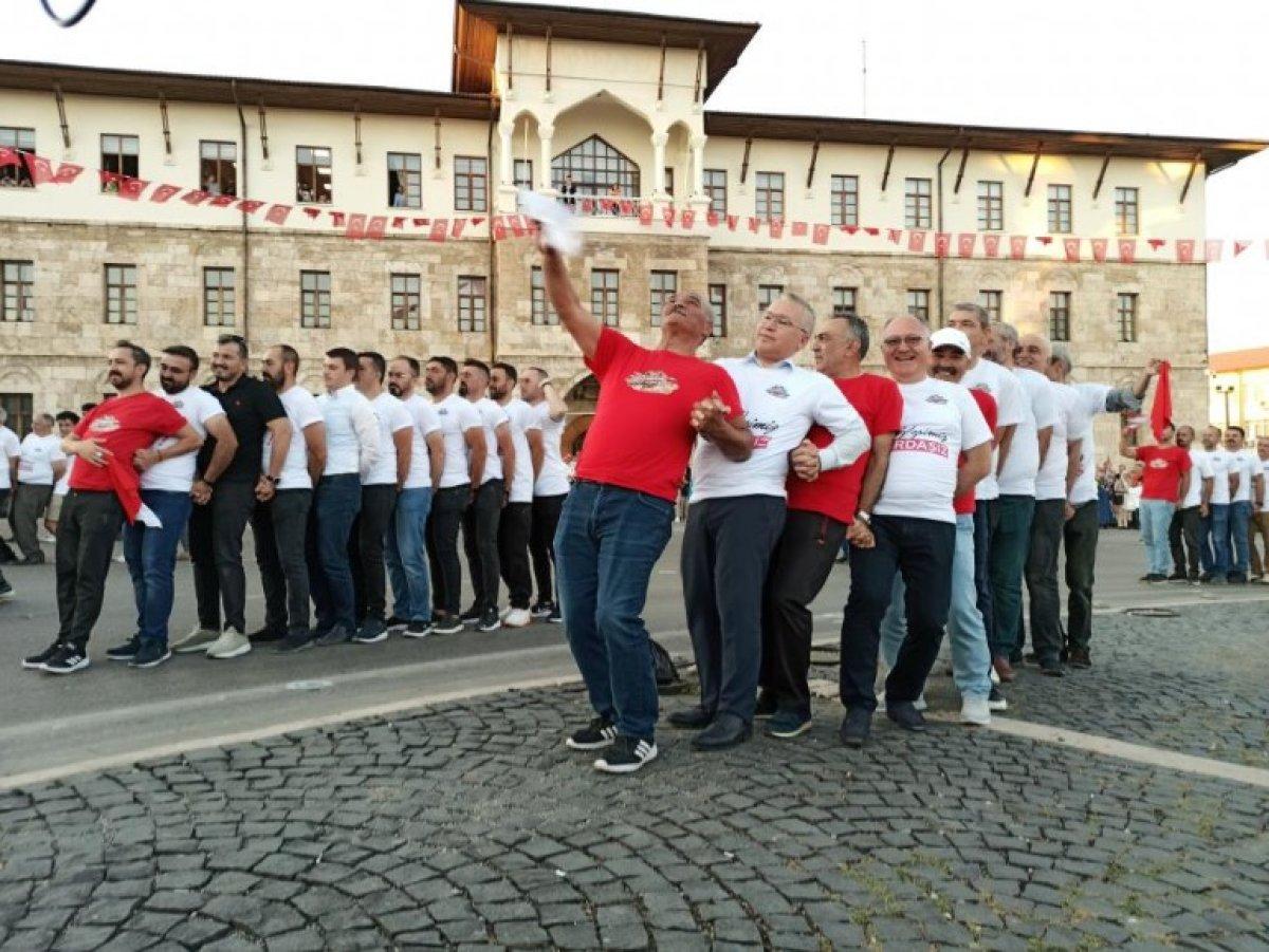 Sivas'ta 1058 kişi aynı anda halay çekti