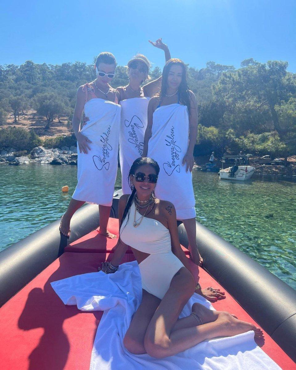 Süreyya Yalçın teknesinde parti verdi