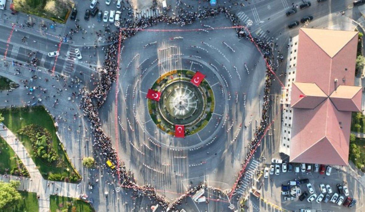 Sivas'ta 1058 kişi aynı anda halay çekti